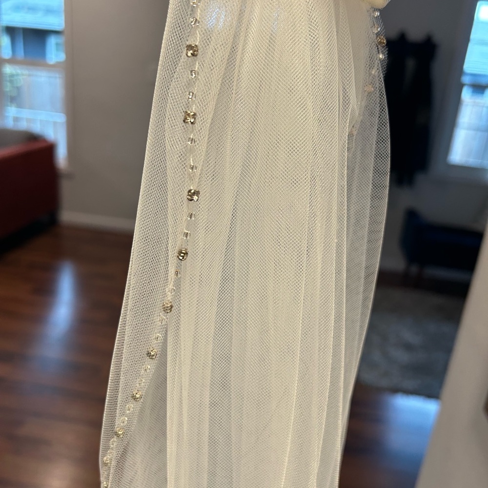 Ansonia Bridal Veil 144s 45”lx60”w single beaded rhinestone edging.